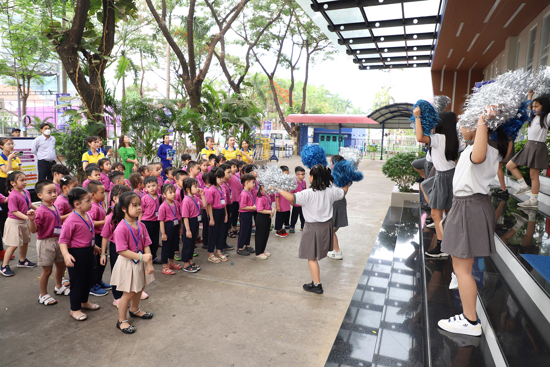 “1 NGÀY LÀ HỌC SINH LỚP MỘT” CÙNG CÁC EM LỚP LÁ