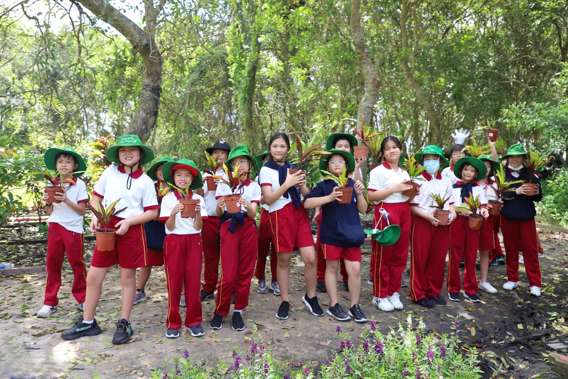 Học sinh khối 5 tìm hiểu động thực vật tại Khu trải nghiệm Khoa học Nông nghiệp - Thảo Cầm Viên Sài Gòn.