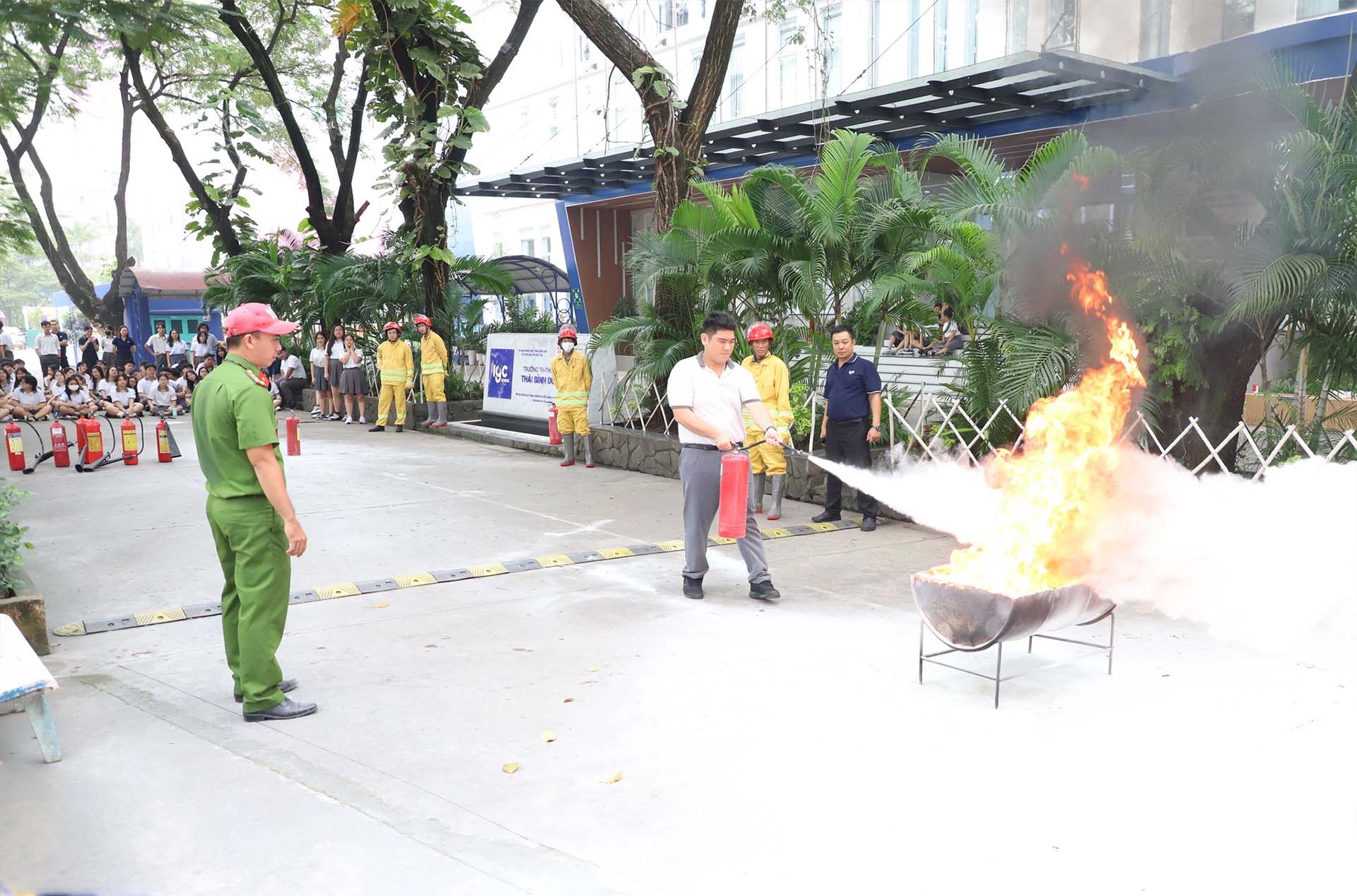 IPS Đồng Nai tổ chức tập huấn lý thuyết và diễn tập công tác phòng cháy chữa cháy, cứu hộ cứu nạn.
