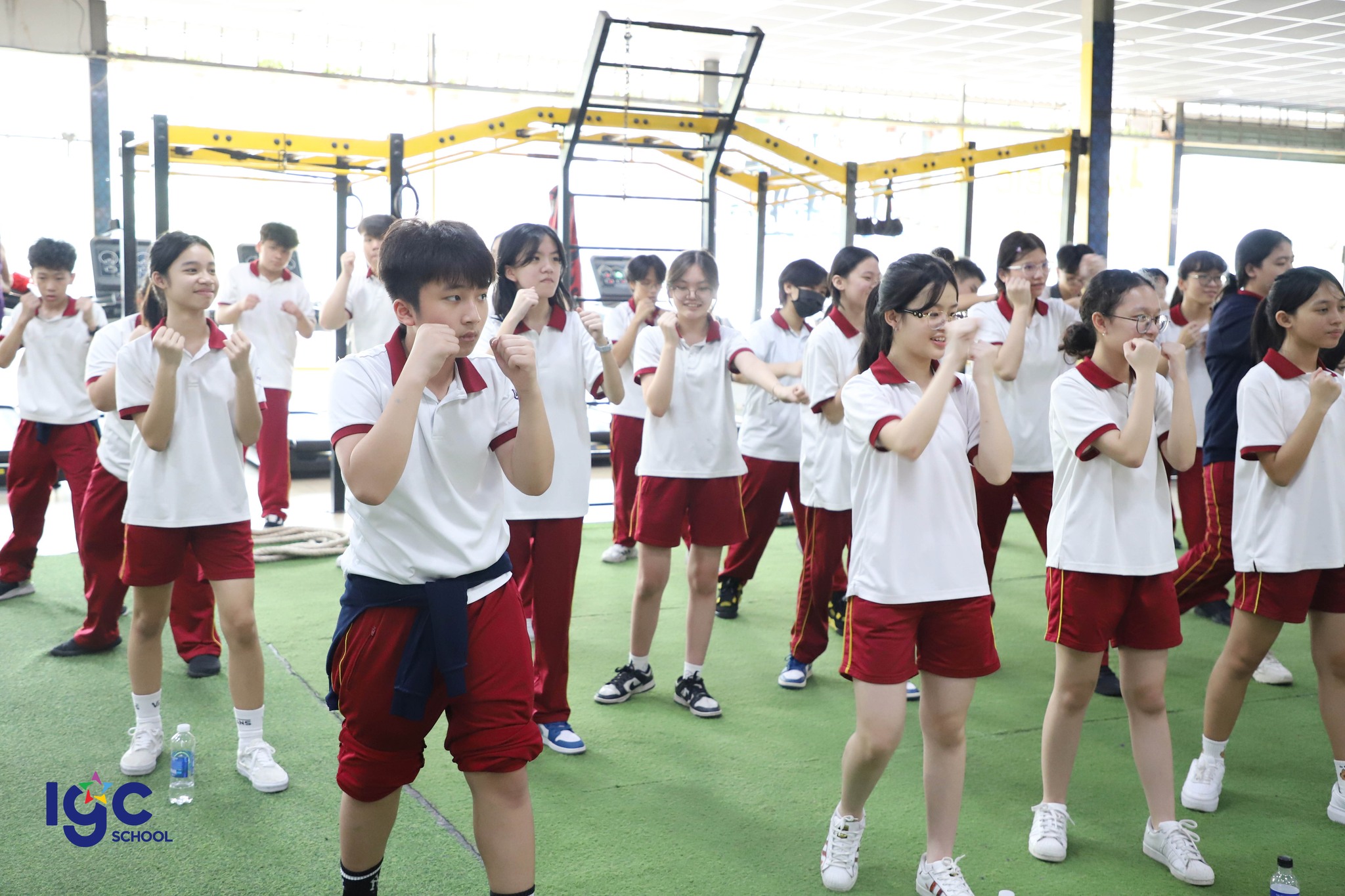 Học sinh khối 8 tìm hiểu Dinh dưỡng và tập luyện thể dục thể thao tại phòng gym