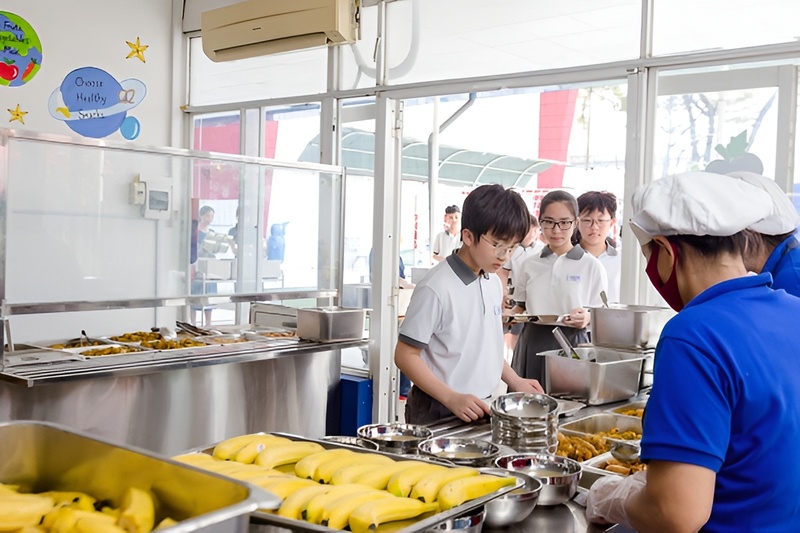 Chế độ bán trú tại IPS sở hữu thực đơn dinh dưỡng phong phú, khoa học giúp học sinh nạp đầy năng lượng mỗi ngày. Bữa ăn bán trú đầy đủ dinh dưỡng và phong phú cho học sinh trường IPS
