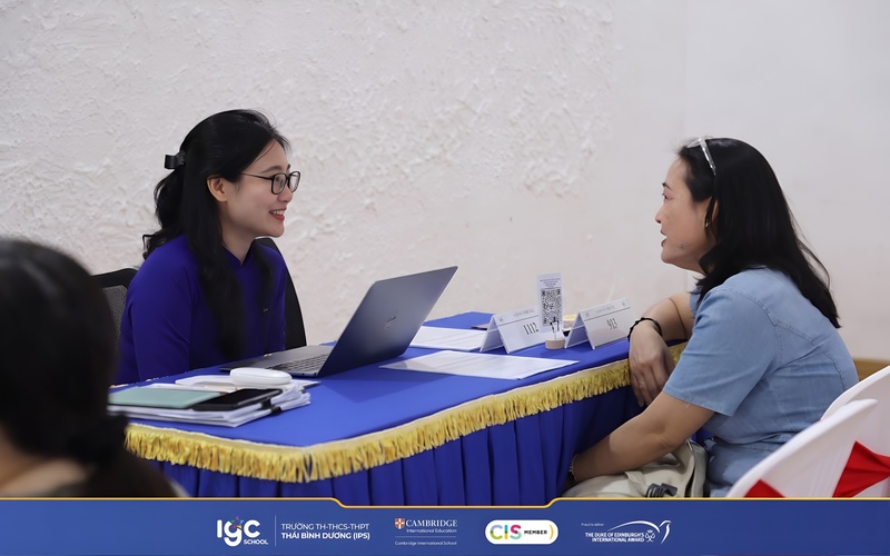 Cha mẹ nên tìm hiểu kỹ thủ tục đăng ký nhập học trường song ngữ để quá trình xét tuyển diễn ra thuận lợi. Chuyên viên tư vấn thủ tục đăng ký nhập học trường song ngữ cho phụ huynh