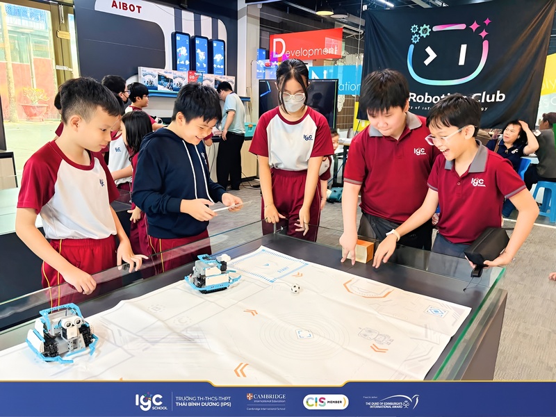 Các phương pháp giáo dục liên môn tiên tiến giúp học sinh phát triển năng lực sáng tạo đột phá. Học sinh trường song ngữ thực hành phương pháp STEM hiện đại