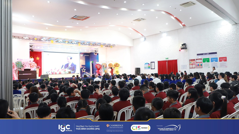 Không khí rộn ràng và những nụ cười rạng rỡ của các em học sinh lớp 1 trong ngày đầu tiên nhập học, sẵn sàng bước vào chặng đường tri thức mới. Niềm vui của học sinh lớp 1 trong ngày nhập học tại trường IPS Đồng Nai
