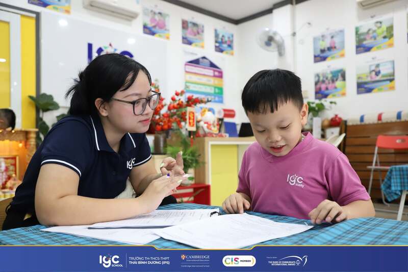 Buổi đánh giá năng lực nhẹ nhàng giúp nhà trường thấu hiểu thế mạnh và xây dựng lộ trình học tập cá nhân hóa cho từng học sinh. Học sinh tham gia buổi khảo sát năng lực đầu vào môn Toán và Tiếng Anh cùng giáo viên