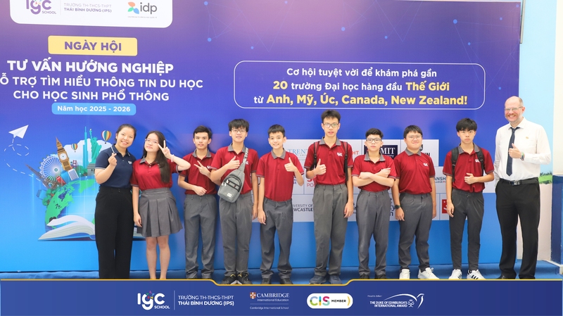 Phụ huynh theo dõi thông báo lịch tuyển sinh trường song ngữ