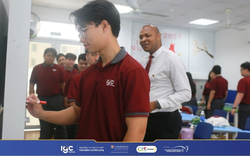 Giáo viên nước ngoài có bằng cấp chuyên môn đang hướng dẫn học sinh trong giờ học Tiếng Anh Cambridge.