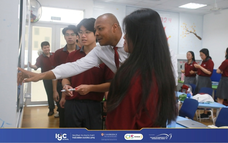 Giáo viên nước ngoài hướng dẫn học sinh trong lớp học song ngữ.