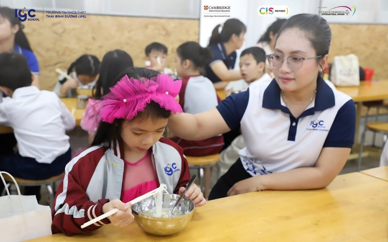  Học sinh dùng bữa tại bếp ăn một chiều với thực đơn khoa học