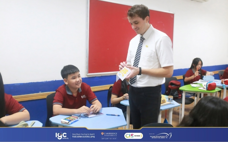 Đội ngũ giáo viên nước ngoài chuyên môn cao đồng hành cùng học sinh trong chương trình học thuật quốc tế.