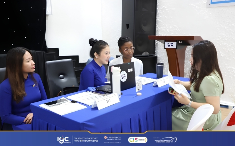 Đội ngũ tư vấn tuyển sinh IGC School trực tiếp trao đổi, giải đáp thắc mắc về học phí lớp 6 trường song ngữ cùng chương trình học Buổi tư vấn tuyển sinh tại IGC School - giải đáp thông tin học phí lớp 6 trường song ngữ cho phụ huynh